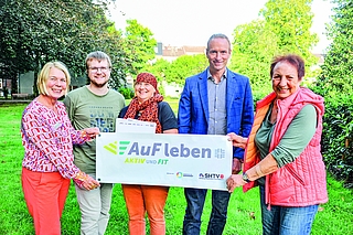 Sie präsentierten das neue Angebot: Nicola Schulz-Bödeker (v. li., Stadt Elmshorn), Björn Stamer (FTSV Fortuna), Claudia König (FTSV Fortuna), Erster Stadtrat Dirk Moritz (Stadt Elmshorn) und Gretel Hoefert (Seniorenrat Elmshorn). (Foto: Stadt Elmshorn)
