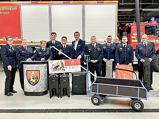 Die Jugendwarte der geförderten Jugendfeuerwehren präsentierten gemeinsam mit Kreisbrandmeister Stefan Mohr, Kreisjugendwartin Gerlinde Langeloh und Mirko Hundertmark, Vorstand der Sparkasse Südholstein die angeschafften Ausrüstungsgegenstände. (Foto: Kreisfeuerwehrverband Pinneberg)