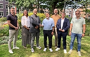 Handschlag auf die neue Kooperation: Daniel Liedtke (von links, Stadt Elmshorn), Anke Bokelmann-Janssen (Stadt Elmshorn), Michael Leeske (Stadt Elmshorn), Amedeus Hajek (AlsterFood GmbH), Alexander Philipp (AlsterFood GmbH), Daniel Faron (Stadt Elmshorn) und Pascal Mann (AlsterFood GmbH). (Foto: Stadt Elmshorn/Torben Webb)