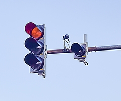 Bei dem kleinen schwarzen Gerät handelt es sich um eine Wärmebildkamera. Sobald sich ein Linienbus nähert und eine Grünphase anfordert, zeigt das einzelne Lichtsignal ein "A" wie "Anforderung". (Foto: Frank)