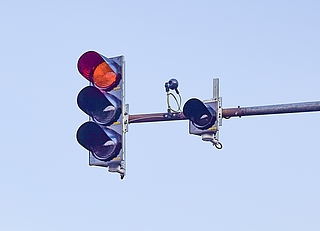 Bei dem kleinen schwarzen Gerät handelt es sich um eine Wärmebildkamera. Sobald sich ein Linienbus nähert und eine Grünphase anfordert, zeigt das einzelne Lichtsignal ein "A" wie "Anforderung". (Foto: Frank)