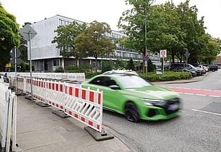 Die Absperrgitter stehen bereits neben der Schulstraße. (Foto: Frank)