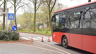 Die Zufahrt zum ZOB am Ende der Schulstraße ist gesperrt. Ein Linienbus hält vor Absperrhütchen. (Foto: Frank)