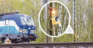 Sobald ein Zug fährt, heult und blinkt die Rottenwarnanlage auf. Bei den aktuellen Gleisbauarbeiten zwischen Elmshorn und Tornesch werden damit die Arbeiter gewarnt. (Fotos+Montage: Frank)
