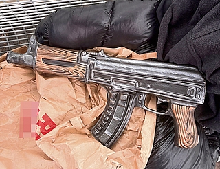 Ein Fahrgaste trug diese Spielzeug-Kalaschnikow bei sich. (Foto: Bundespolizei)