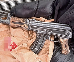 Ein Fahrgaste trug diese Spielzeug-Kalaschnikow bei sich. (Foto: Bundespolizei)
