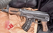 Ein Fahrgaste trug diese Spielzeug-Kalaschnikow bei sich. (Foto: Bundespolizei)