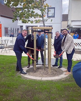 Baris Karabacak (rechts) vom Einwandererbund Elmshorn hatte die Pflanzung einer Friedenseiche in Büsum organisiert. (Foto: EWB)