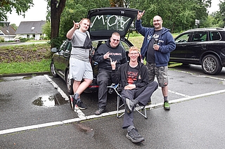 Paul (von links), Paul, Thorsten und Kevin reisten aus dem Raum Heidelberg/Mannheim an. Auf einem Parkplatz an der A23-Abfahrt Pinneberg-Nord entdecken sie auf dem Handy die Nachricht vom Anreisestopp für Fahrzeuge auf das Festivalgelände. (Foto: Frank)