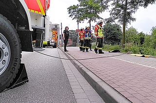 Das Auto fuhr von der Deichstraße über diesen Gehweg in das Regenrückhaltenbecken. (Foto: Frank)