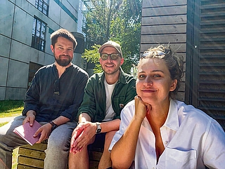 Planen einen Low-Budget-Film, mit dem sie den Nachwuchs vor und hinter der Kamera fördern wollen: Produzent Gerrit Gronau (links), Regisseur Jonas Riemer und Kamerafrau Lena Krenz suchen Unterstützer. (Foto: Gronau)