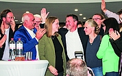 Jubel bei Erik Sachse (Mitte) im Kreise seiner Anhänger: Mit Wirkung zum 1. Januar 2026 übernimmt der Leiter der Beruflichen Schule Elmshorn das Amt des Elmshorner Oberbürgermeisters. (Foto: Strandmann)