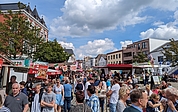 Zahlreiche Besucherinnen und Besucher haben am Sonntag das tolle Sommerwetter ausgenutzt, um auf dem Barmstedter Stoppelmarkt zwischen den Ständen zu flanieren und zu verköstigen. (Fotos: Meyer-Lutz)
