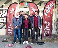 Wollen in den nächsten zehn Jahren mit dem FC Elmshorn von der Bezirkliga in die Bundesliga aufsteigen: Sportdirektor Jörn Maier (von links), Vizepräsident Torben Semmelhaack, Sylvia Nowak, Direktorin Kultur & Mentale Stärke, Präsident Uwe Wölm und Trainer Seyhmus Atug. (Foto: Frank)