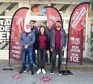 Wollen in den nächsten zehn Jahren mit dem FC Elmshorn von der Bezirkliga in die Bundesliga aufsteigen: Sportdirektor Jörn Maier (von links), Vizepräsident Torben Semmelhaack, Sylvia Nowak, Direktorin Kultur & Mentale Stärke, Präsident Uwe Wölm und Trainer Seyhmus Atug. (Foto: Frank)