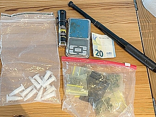 Die Polizei stellte am Elmshorner Bahnhof Rauschgift und Schlagstock sicher. (Foto: Bundespolizei)