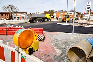 Seit vielen Monaten wird an der Hamburger Straße im Großbereich Adenauerdamm gearbeitet. In Kürze wird weiträumig asphaltiert. Unsere Aufnahme zeigt ein Bild vom April dieses Jahres. (Foto: Frank)