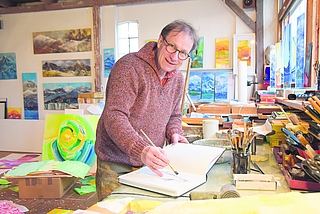 Jörgen Habedank koloriert seine Zeichnungen im Atelier. (Foto: Frank)