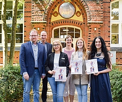 Freuen sich auf viele Teilnehmende an den VHS-Kursen im kommenden Semester: Philip Mortimer (von links), Dirk Moritz, Tetyana Frank, Maike Bünning, Sophie Riepen und Ilenia Faroldi. (Foto: Frank)