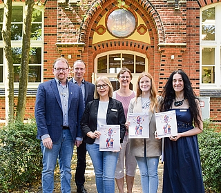 Freuen sich auf viele Teilnehmende an den VHS-Kursen im kommenden Semester: Philip Mortimer (von links), Dirk Moritz, Tetyana Frank, Maike Bünning, Sophie Riepen und Ilenia Faroldi. (Foto: Frank)