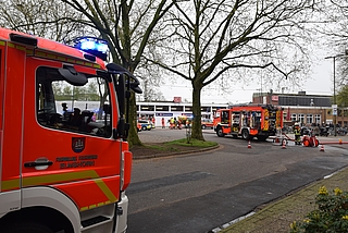 Zahlreiche Krankenwagen und Einsatzfahrzeuge der Feuerwehr standen auf dem Holstenplatz. (Foto: Frank) 