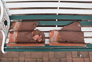 Der Meteorit durchschlug zwei Dachpfannen. (Foto: Frank)
