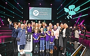 Jubel bei der Preisverleihung in Berlin im Tempodrom: Schulleiterin Aenne Thurau (vorn links), Lehrer, Schüler und Vertreter der Jury zeigen sich erfreut über die Ehrung. (Foto: Max Lautenschläger)
