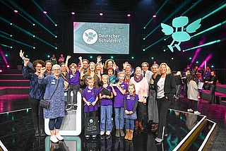 Jubel bei der Preisverleihung in Berlin im Tempodrom: Schulleiterin Aenne Thurau (vorn links), Lehrer, Schüler und Vertreter der Jury zeigen sich erfreut über die Ehrung. (Foto: Max Lautenschläger)