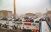 Der Schornstein steht neben dem Rewe-Markt. Fast die Hälfte der Parkplätze auf dem Supermarktdach und einige Stellflächen vor dem Gebäude werden für zwei Monate gesperrt. (Foto: Frank)