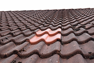 Die zerbrochenen Dachpfannen wurde zügig ersetzt. (Foto: Frank)