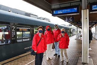 Die BI Starke Schiene, hier bei einem Treffen auf dem Elmshorner Bahnhof im November 2021, fordert seit vielen Jahren die Beseitigung des Schienenengpasses Pinneberg - Elmshorn. (Foto: Strandmann)