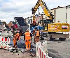 Heute wurde, wie hier in der Langelohe in Höhe Deepentwiete,  kräftig asphaltiert. Morgen sollen Markierungsarbeiten folgen. (Foto: Strandmann)