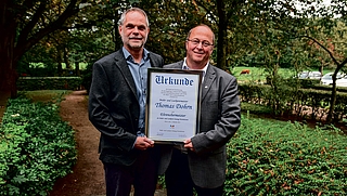 Martin Ossenbrüggen (links) löst Thomas Dohrn als Obermeister ab. Dohrn erhielt eine Urkunde als Ehrenobermeister. (Foto: Jan-Hendrik Frank)