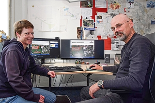 Ihr Ziel ist, dass Elmshorn auch in Zukunft nicht absäuft: Sabine Landt, Ingenieurin für Wasserbau bei der Stadt Elmshorn, und Thomas Beiersdorf, Generalentwässerungsplaner der Stadt Elmshorn. (Foto: Frank)