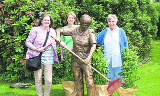 Fröhliche Siegerehrung: Tanja Stendorf (links) und Anna-Ilse Wehner (rechts) hatten vorgeschlagen, die Gärtnerin-Skulptur Rosalie zu nennen. Ihre Idee setzte sich durch. Stefanie Schmedes vom Förderverein des Rosariums beschenkte sie mit Rosenstauden. Unsere Leser tauften vor einem Jahr bereits die Skulptur Heiko. (Foto: Frank)