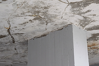 Die Stützpfeiler sehen baufällig aus. (Foto: Frank)