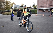 Polizeibeamte überprüften auf dem Schulhof der Friedrich-Ebert-Schule Fahrräder. (Foto: Frank)