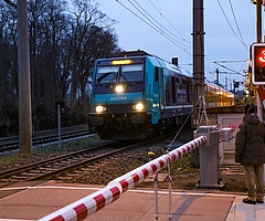 Schauplatz des Geschehens: Der Bahnübergang Große Kremper Straße. (Foto: Strandmann/Archiv)