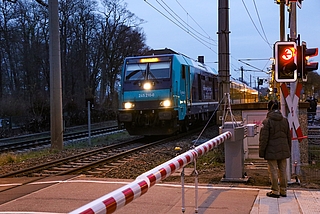 Schauplatz des Geschehens: Der Bahnübergang Große Kremper Straße. (Foto: Strandmann/Archiv)