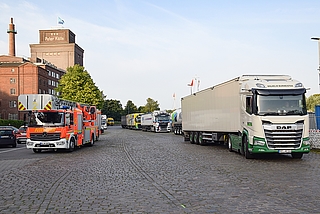 Am Südufer standen am Morgen nach dem Brand elf Sattelschlepper, die nicht auf das Firmengelände fahren konnten. (Foto: Frank)