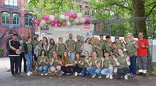 Starten motiviert in das zweiwöchige Programm der Kinderstadt Elmshorn: das etwa 30-köpfige Team um Stadtjugendpflegerin Anja Jansen (vorn, Vierte von rechts). (Foto: Frank)