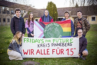 Die Fridays For Future-Ortsgruppe Kreis Pinneberg organisiert die Demo: Hanna Werner (von links), Christian Herrmann, Merle Drewitz, Arik Mertins, Sven-David Breuß, Patrick Leon Schultz und Oliver Richter (unten). (Foto: FFF Elmshorn)