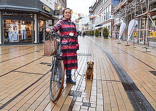 Selbst mit Gummistiefeln an den Füßen empfindet Eva Broders aus Raa-Besenbek den Klinker als rutschig. „Das Pflaster bewirkt keinen besonders guten Gripp“, sagt die 51-Jährige, die von ihrem Hund Uncas begleitet wird. (Foto: Frank)