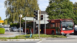 Ein Omnibus steht an der Kreuzung Kaltenweide, Wittenberger Straße und wird per Kanister betankt. (Foto: Frank)