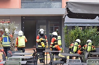 Feuerwehrleute rüsteten sich mit Atemschutzgeräten für den Einsatz im Keller aus. (Foto: Frank)