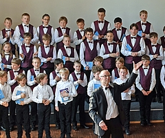 Chorleiter Hans-Joachim Lustig dirigierte nicht nur die Chorknaben, sondern auch das Publikum. (Foto: Frank)