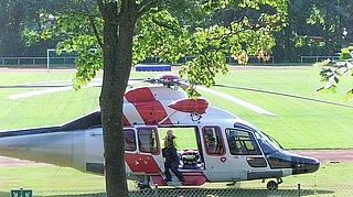 Ein Rettungshubschrauber landete im Krückaustadion. (Foto: Meyer-Lutz)