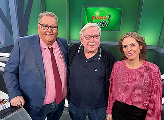 Strahlende Gesichter bei der Umweltlotterie BINGO!: Moderator Michael Thürnau (von links), Erwin aus Glückstadt und Moderatorin Jule Gölsdorf. (Foto: Carina Niemeyer, Büro Michael Thürnau)