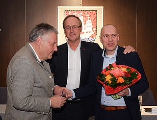 Bürgervorsteher Andreas Hahn (von links) und Oberbürgermeister Volker Hatje beglückwünschen Marius Munk zur Wahl als Baustadtrat. (Foto: Frank)