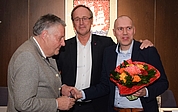 Bürgervorsteher Andreas Hahn (von links) und Oberbürgermeister Volker Hatje beglückwünschen Marius Munk zur Wahl als Baustadtrat. (Foto: Frank)
